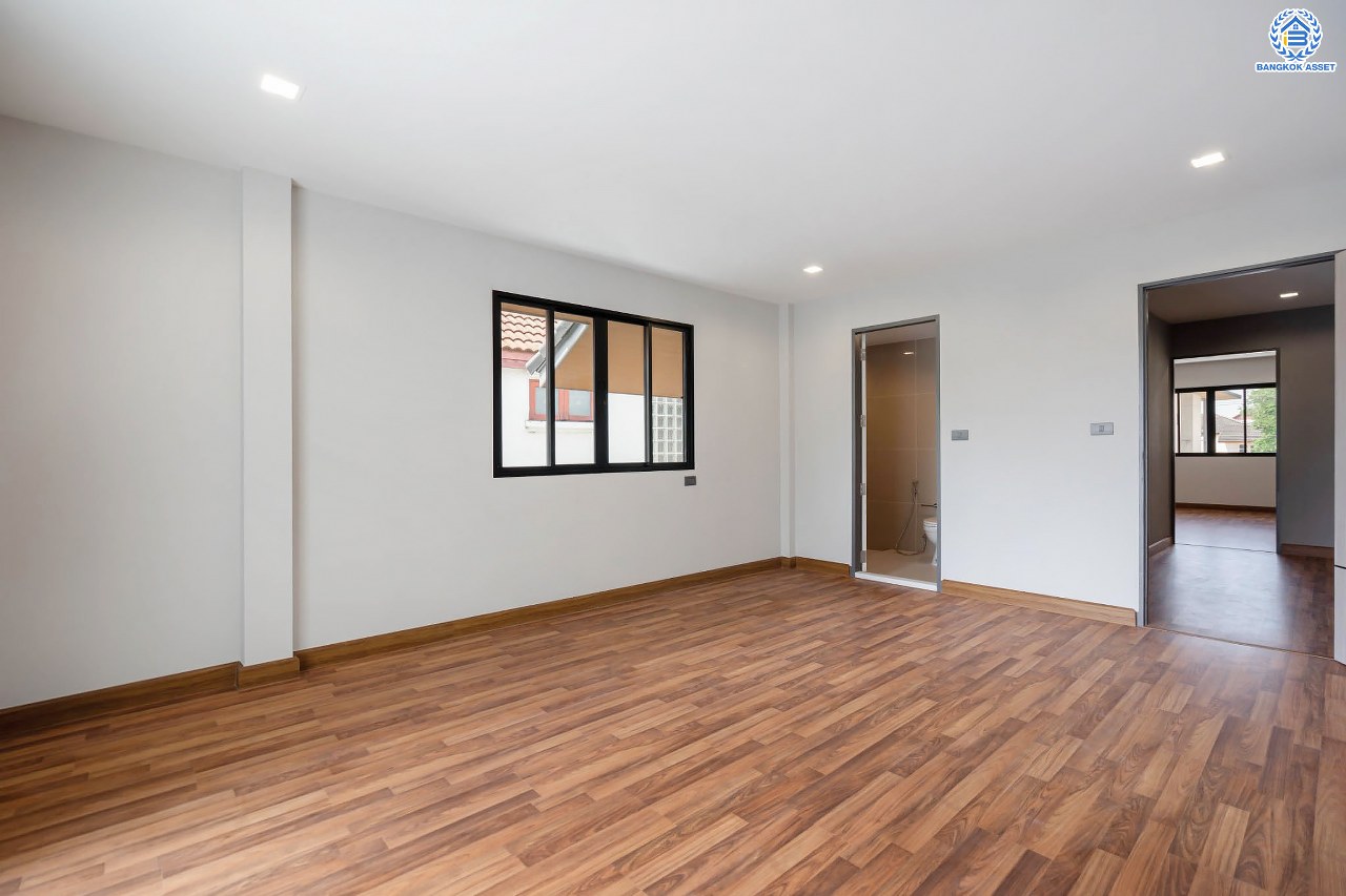 บ้านมือสองตกแต่งใหม่ โครงการ เมืองเอก โครงการ8  วิภาวดี-รังสิต บ้านเดี่ยวหลังใหญ่ บนเนื้อที่ 105 ตร.ว. พื้นที่ใช้สอยเยอะถึง 444 ตร.ม. พร้อมฟังก์ชัน 3 ห้องนอน 5 ห้องน้ำ 1 ห้องอเนกประสงค์ 1 ห้องแม่บ้าน จอดรถได้ 2 คัน สุดยอดทำเล เชื่อมต่อทุกการเดินทาง ใกล้จุดขึ้นทางด่วน "ศรีสมาน" และมหาวิทยาลัยรังสิต